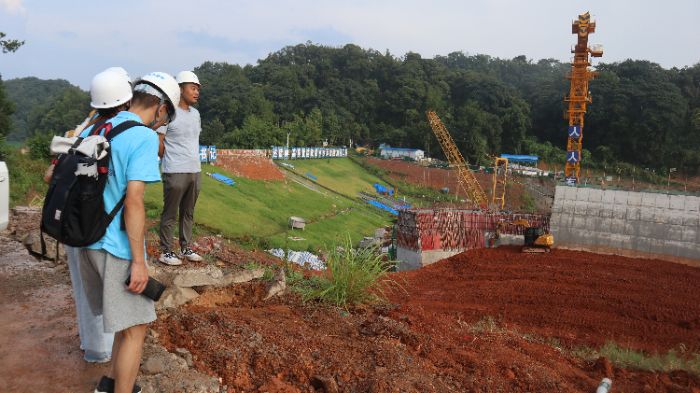 实践团成员沿坝体开展实地勘探  宋天浩摄