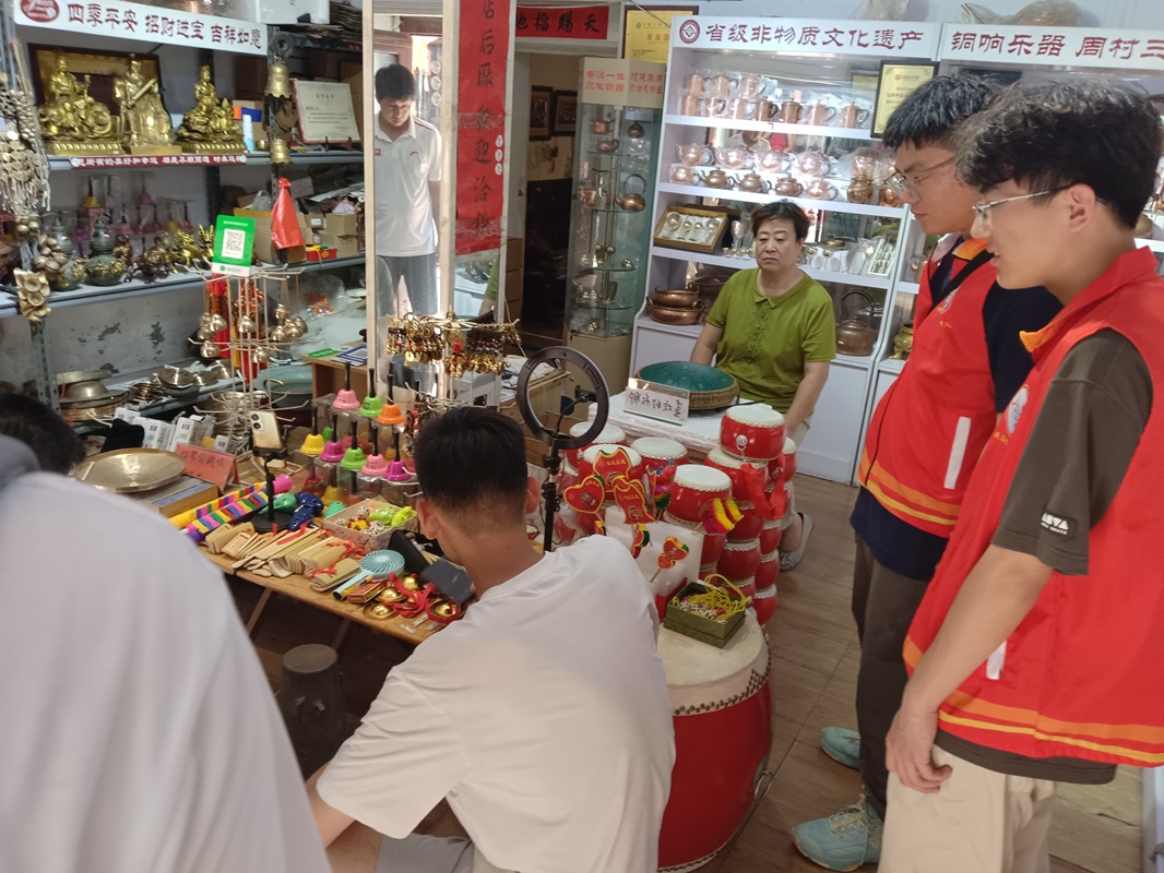 实践队员们调研非遗文化-铜响乐器(摄影 倪第豪)