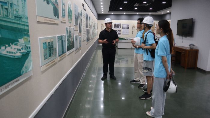 实践团成员聆听三峡试验坝历史  宋天浩摄