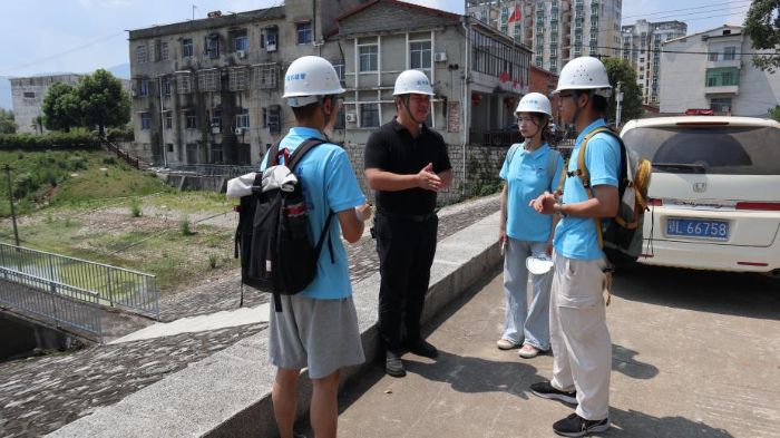实践团成员深入现场了解坝体系统 宋天浩摄