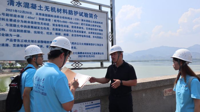 技术人员介绍清水混凝土无机材料防护试验 宋天浩摄