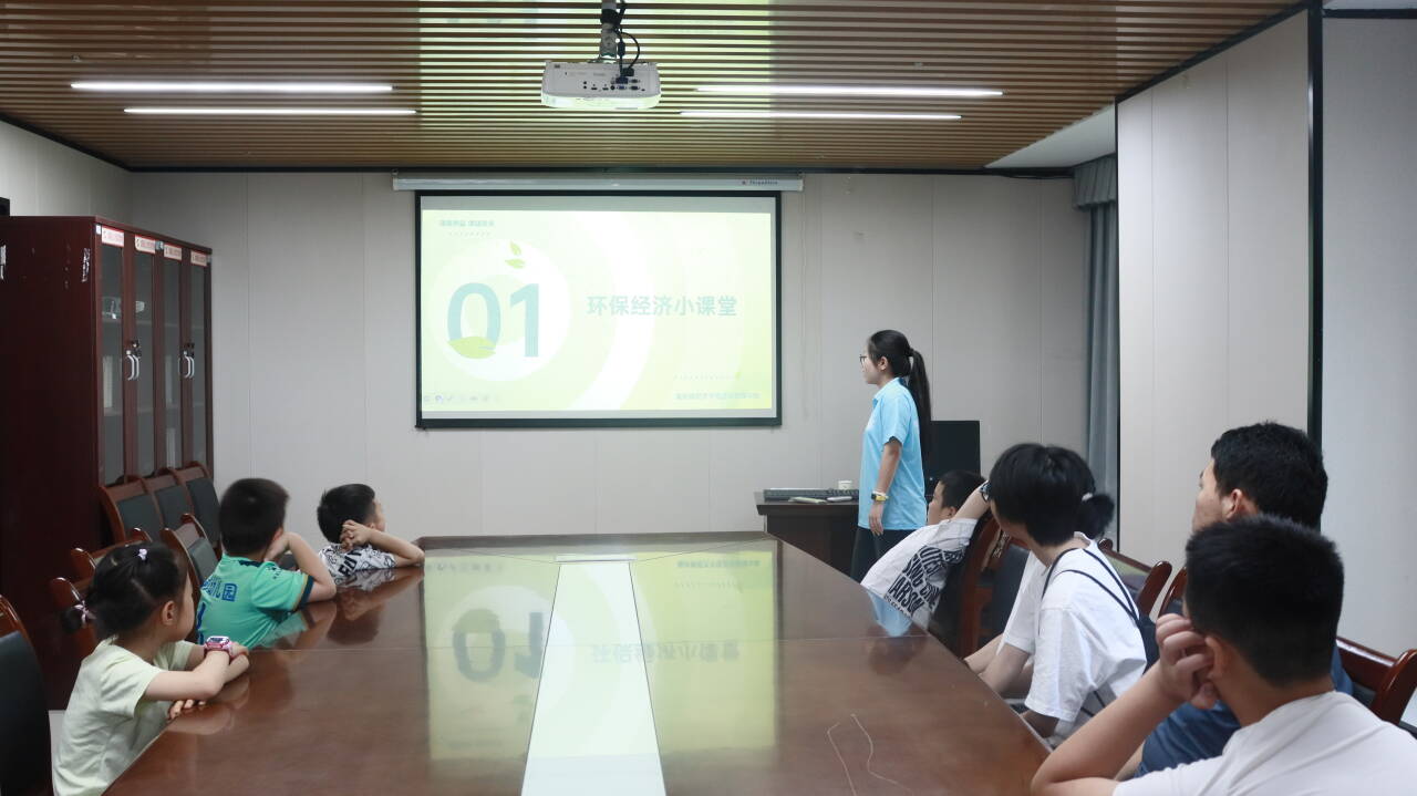 ഺʱУ繲ɫΡԺѹӢ־Ը߽ɺչڡ硱ʵ