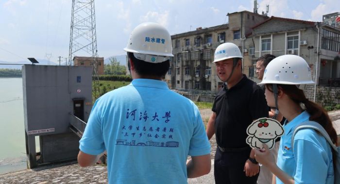 成员实地查看副坝弧形闸门结构与启闭装置 宋天浩摄