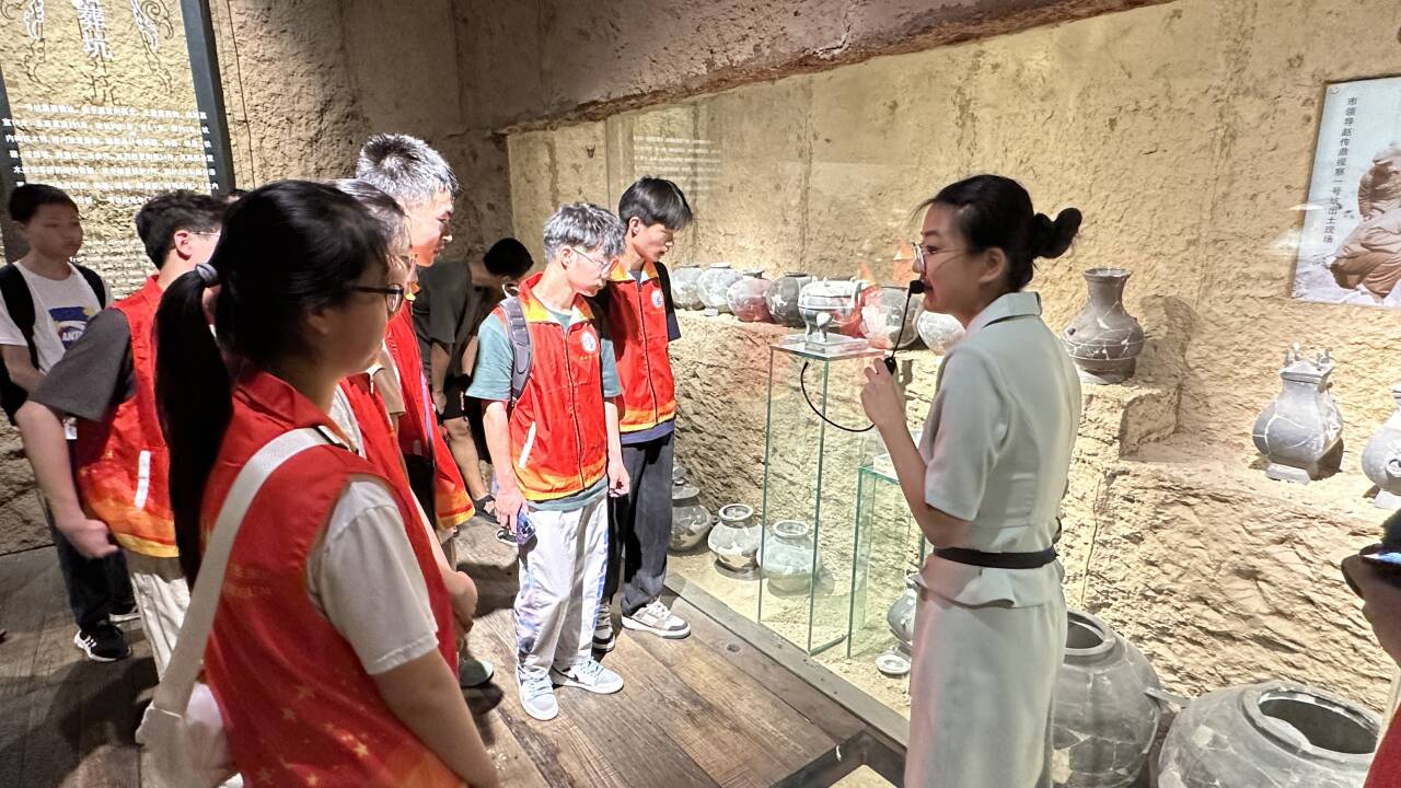实践队员们在聆听讲解员关于淄博历史的解说(摄影 宋泽鑫)