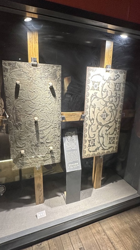 矩形龙纹铜镜(摄影 宋泽鑫)