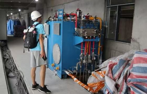 成员查阅机箱布线结构  宋天浩摄