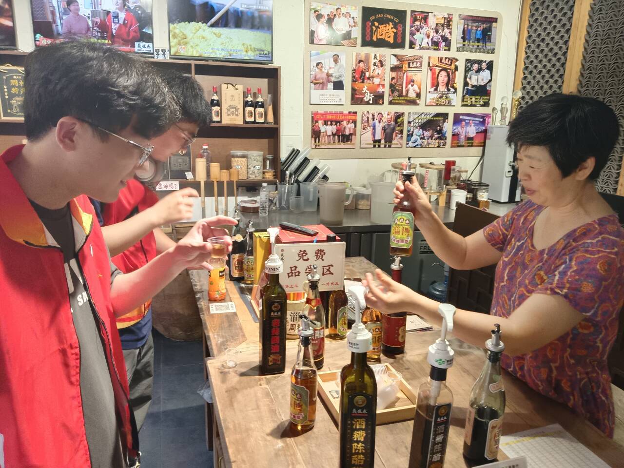 店铺老板给实践队员们介绍周村陈酒(摄影 倪第豪)