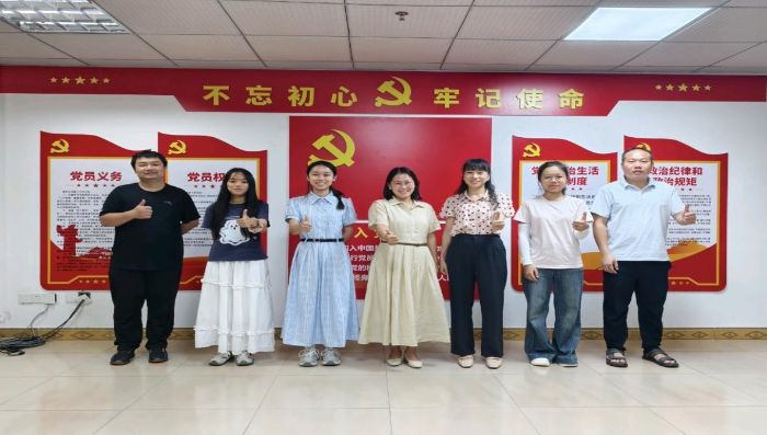 ;캽Ѱɫ÷̸еĺɫഺ