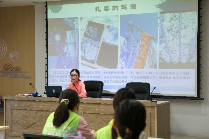 图为“筑梦寻乡”暑期社会实践团指导老师董徐易介绍扎染的起源。孙颢洋 供图