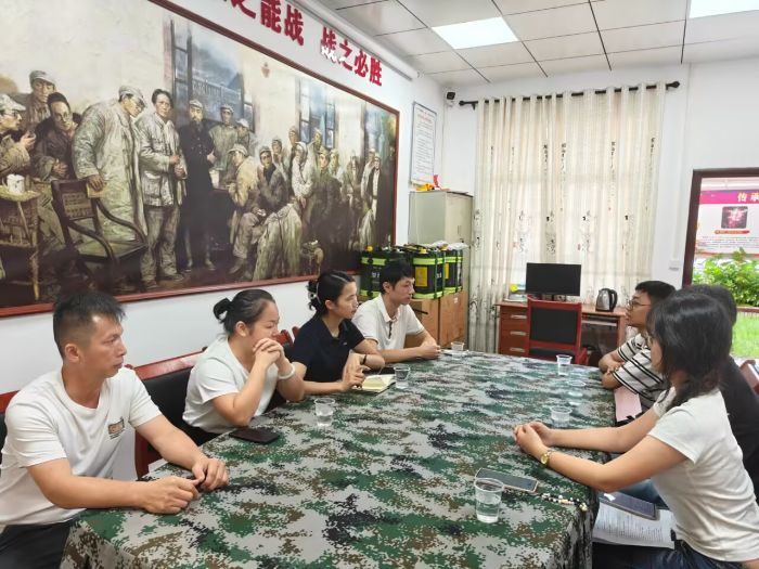 团队成员与温泉镇政府、民政局、妇联、团委书记进行会谈