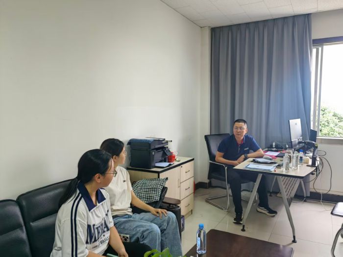 图为团队成员采访四川燕京啤酒有限公司领导。何希乔 供图