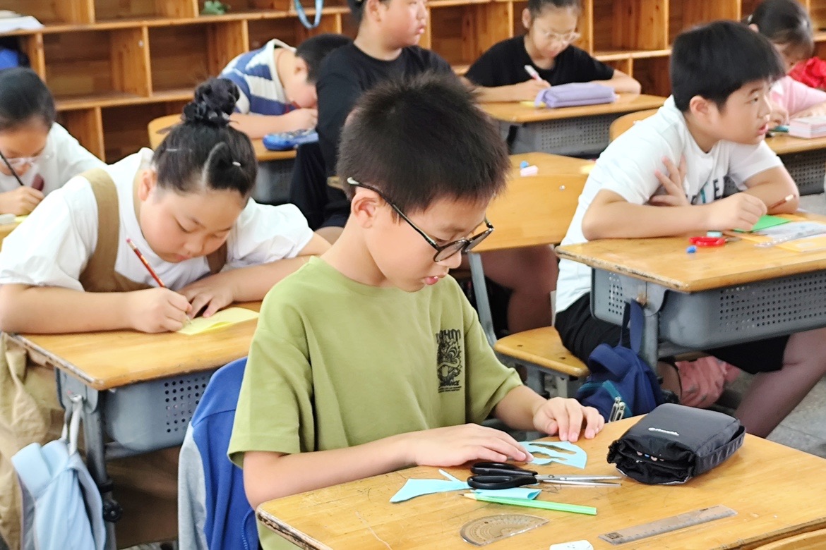 ����̽����ͯ�Ŀ�ѧ������δ������������ѧУ����Ӫ������ʵ����ʵ