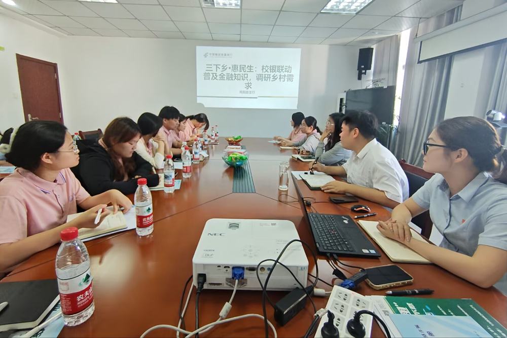 ���С�ڴ壬�Խ��ڸ�����д����ƪ�¡�������ѧԺ���������ϵ������ʡ������С�ڴ忪չ�������硱ʵ���