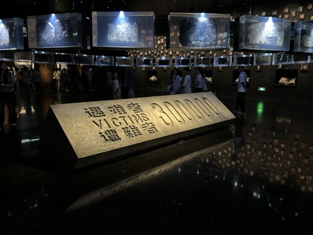 �廳Ӣ�����һ꣬���к�ɫ��ʹ�������������ѧԺ���������ߡ��ӿ�չ���ʵ���