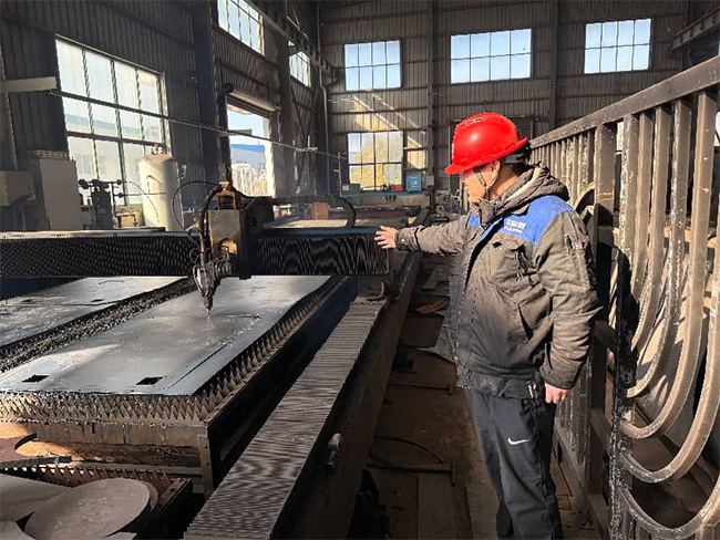 �Ͼ���ҵ��ѧ������Һ��˳ִ�����ŶӸ��Ͼ���չ���ʵ������