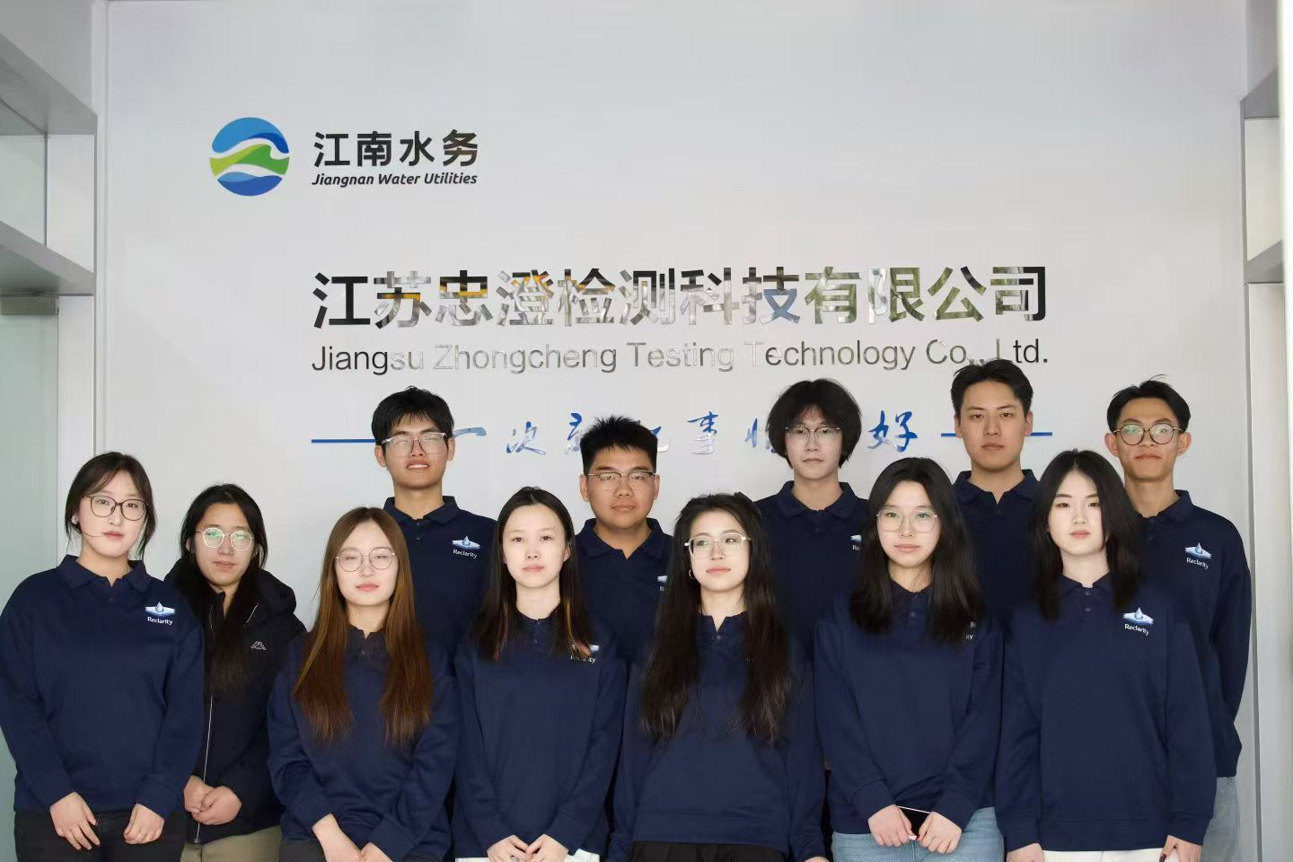 �ൺ�Ƽ���ѧ�������Ŷ��߽�����ˮ��ˮʵ���Ҳι�ѧϰ