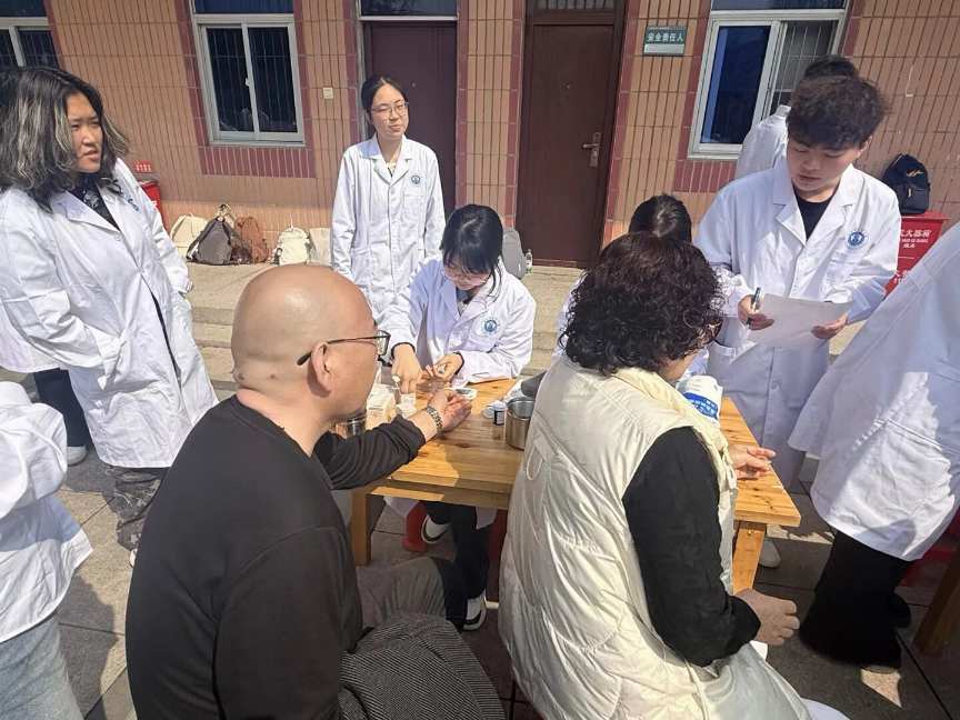 ������ҽҩ��ѧ��ѧ���°�ҽѧѧ���Ա������ɽ��ʿ��԰����